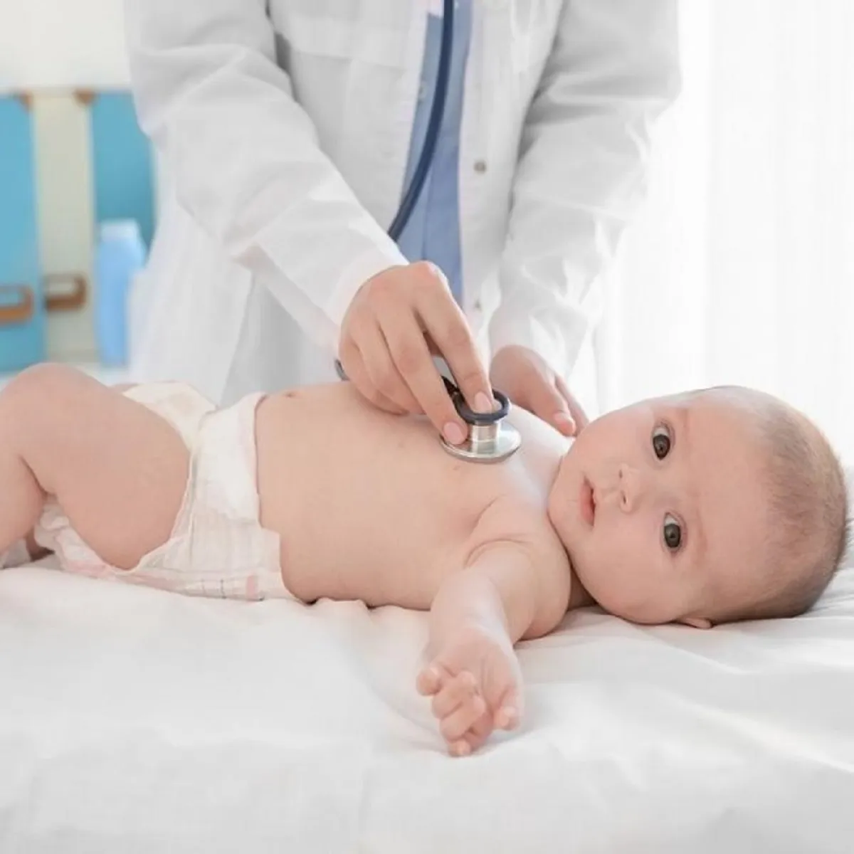 صورة لطبيب يتابع الرضيع