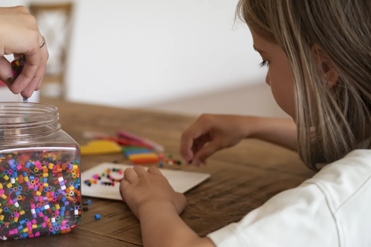 صورة طفلة تصنع البطاقات