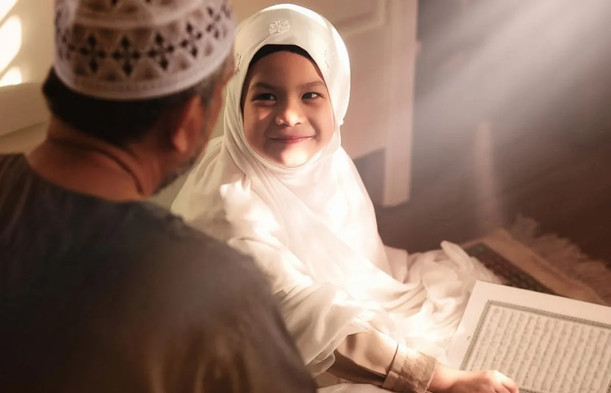 صورة لطفلة تستمع لأبيها