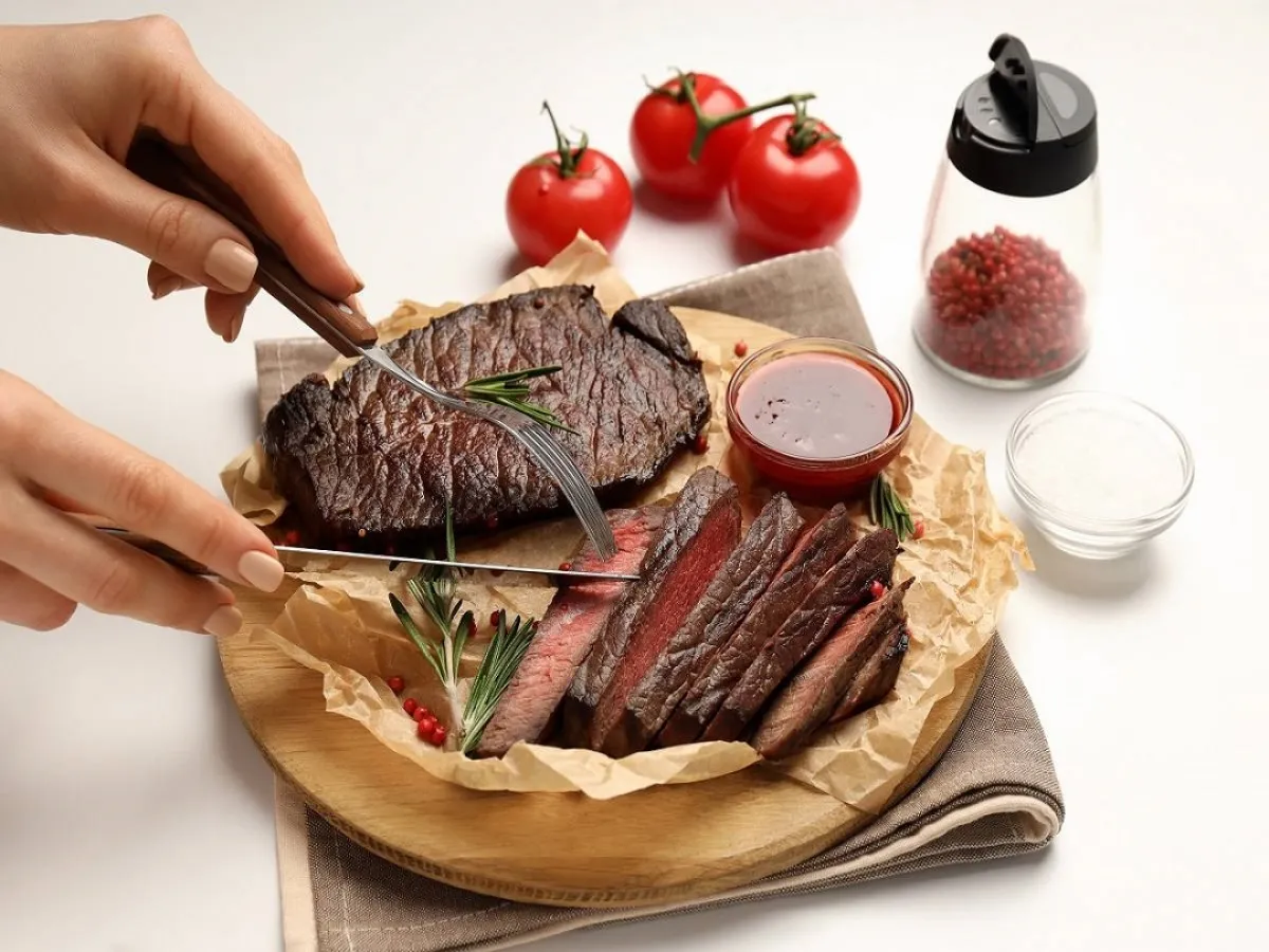 صورة لطبق من اللحوم