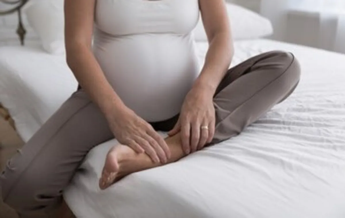 صورة لحامل لديها أعراض مزعجة في القدمين