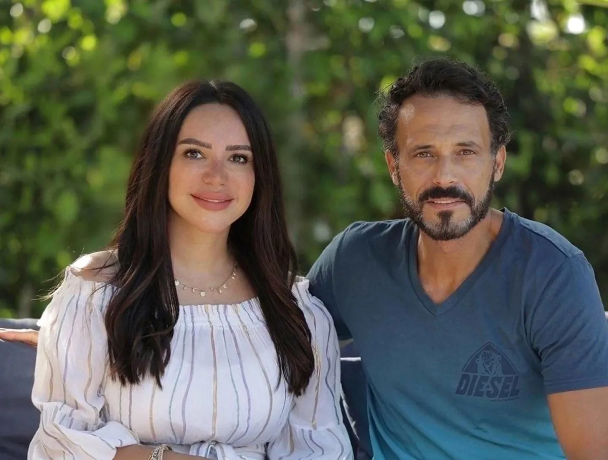 يوسف الشريف وزوجته إنجي علاء - الصورة من صفحته الرسمية على الفيس بوك