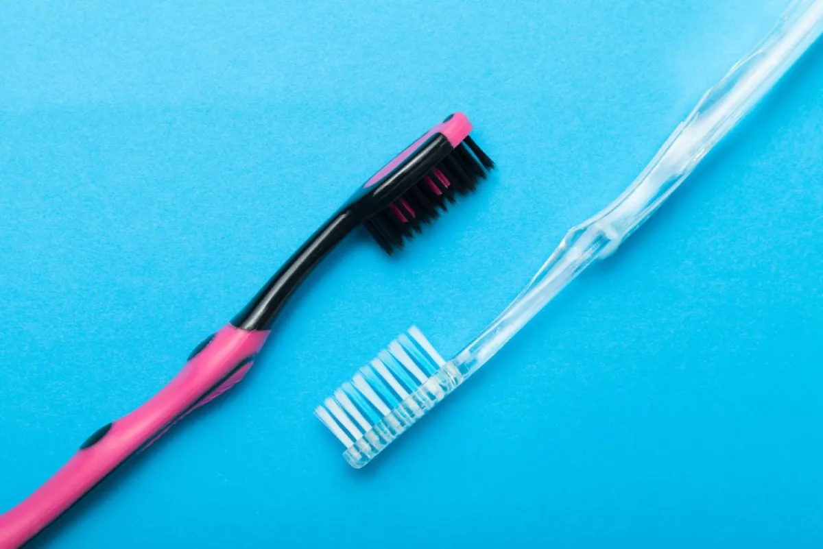 تنظيف أثاث الحديقة وفواصل السيراميك بوساطة فرشاة الأسنان (الصورة من shutterstock)