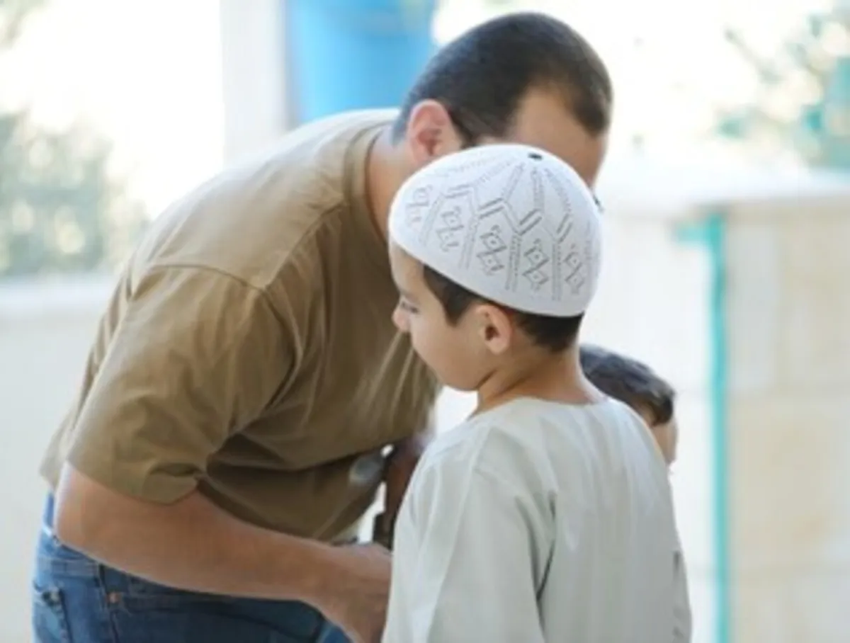 صورة لأب يمنح طفله العيدية