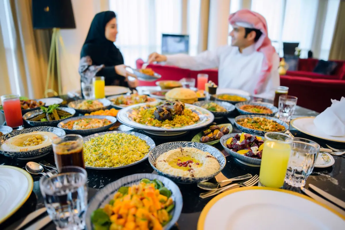 تقديم الطعام للضيوف من المهنئين