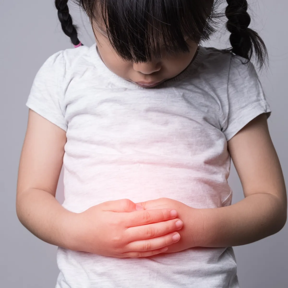 صورة لطفلة تمسك معدتها
