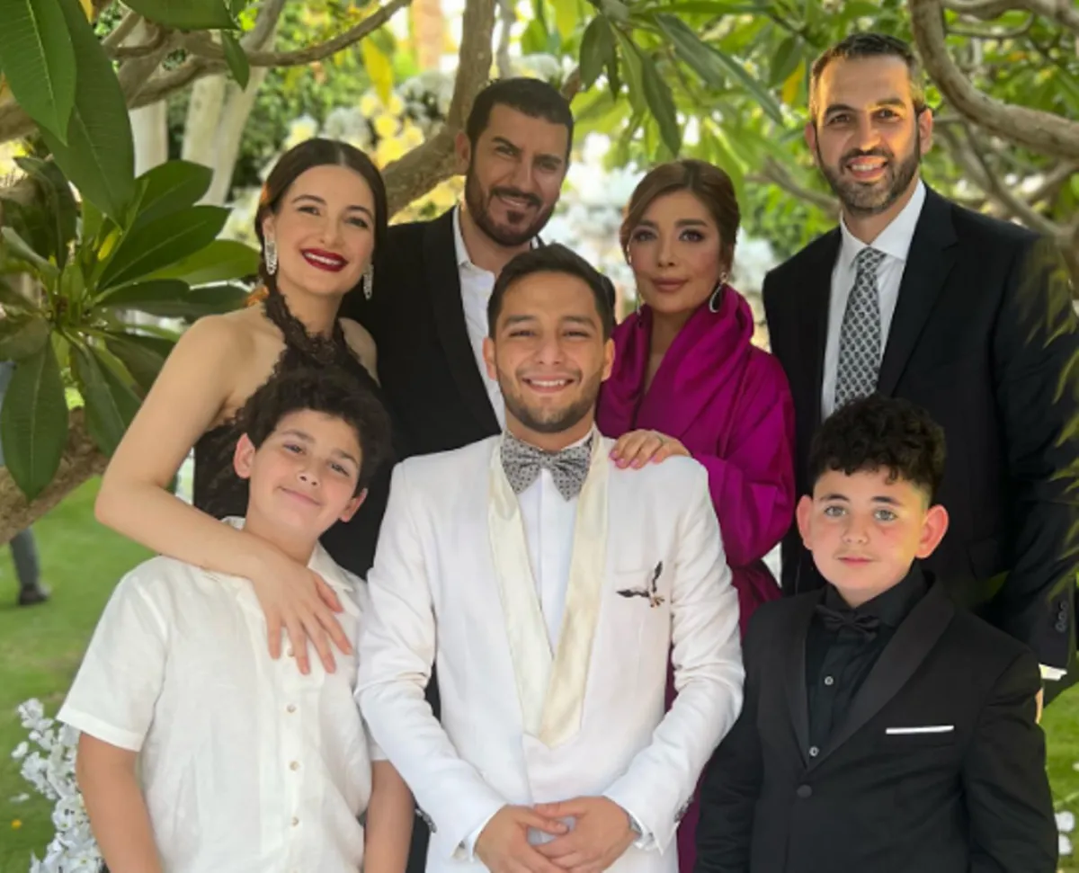 أصالة نصري بصحبة عائلتها من حفل عقد قران شقيقها - الصورة من الحساب الخاص لابنتها شام الذهبي على إنستغرام