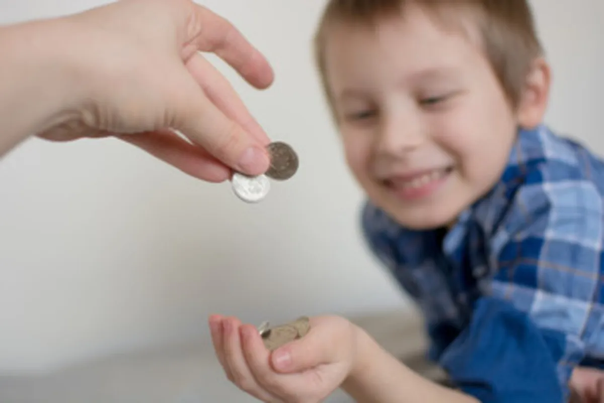 صورة تعبر عن فرحة الطفل بالمال