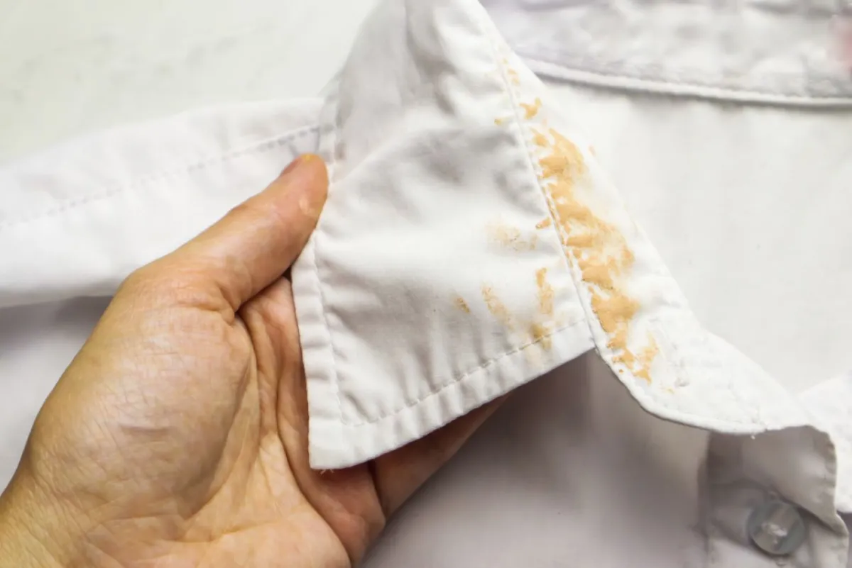 كيفية تنظيف ياقة القميص المبقعة؟