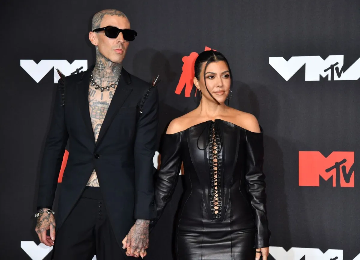 ترافيس باركر وكورتني كاردشيان «Travis Barker and US personality Kourtney Kardashian» -مصدر الصورة: ANGELA WEISS / AFP