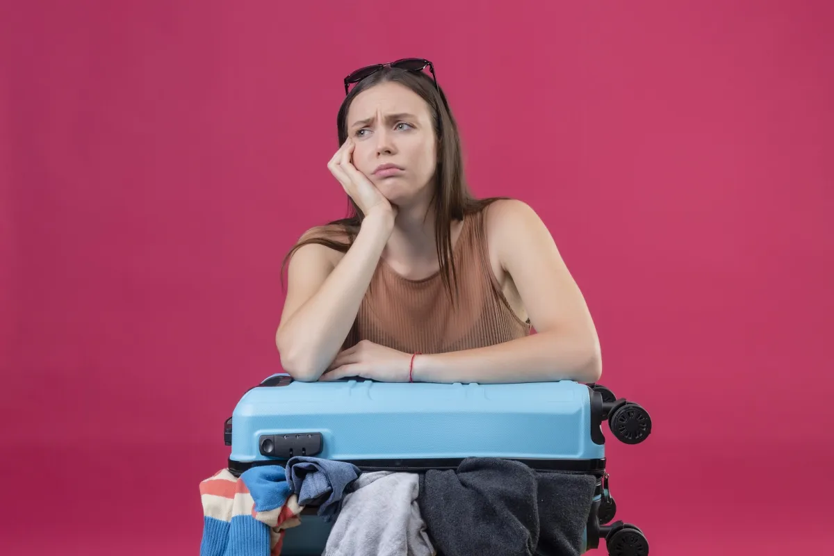 تشهد فترة الأعياد والمناسبات الكثير من خطط السفر والتجمعات العائلية والمزيد من النفقات وهو ما يزيد التوتر (المصدر: Freepik)