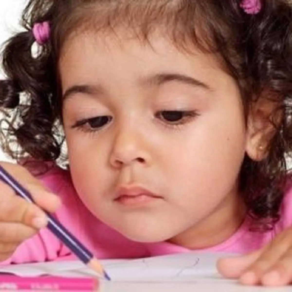 صورة لطفلة ممسكة بالقلم