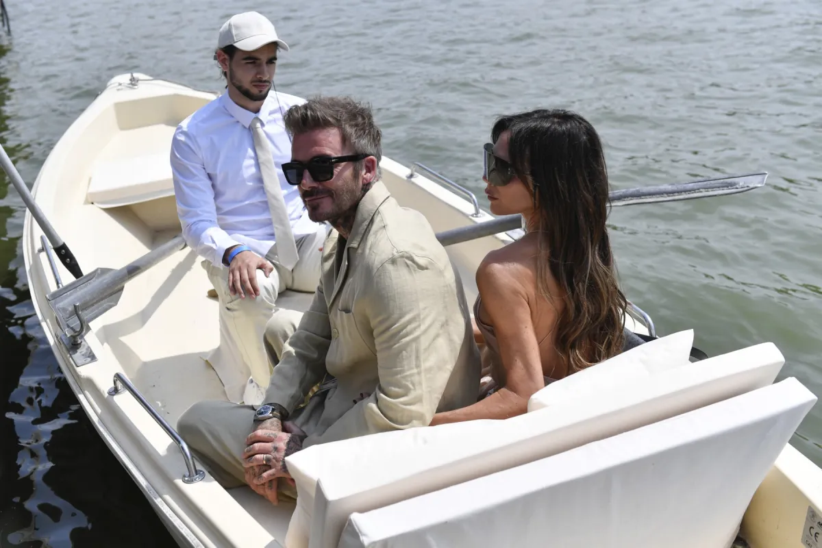 الثنائي دافيد وفكتوريا بيكهام يستقلان قارباً الى قصر فرساي لحضور عرض جاكيموس في باريس، (الصورة من : JULIEN DE ROSA / AFP)