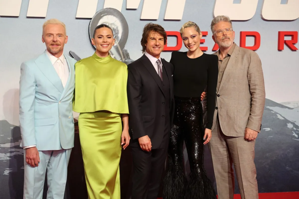 سيمون بيغ، هايلي أتويل، توم كروز، بوم كلمنتيف، والمخرج كريستوفر ماكراي (Actors Simon Pegg, Hayley Atwell, Tom Cruise, Pom Klementieff and director Christopher McQuarrie). مصدر الصورة: Giuseppe CACACE / AFP