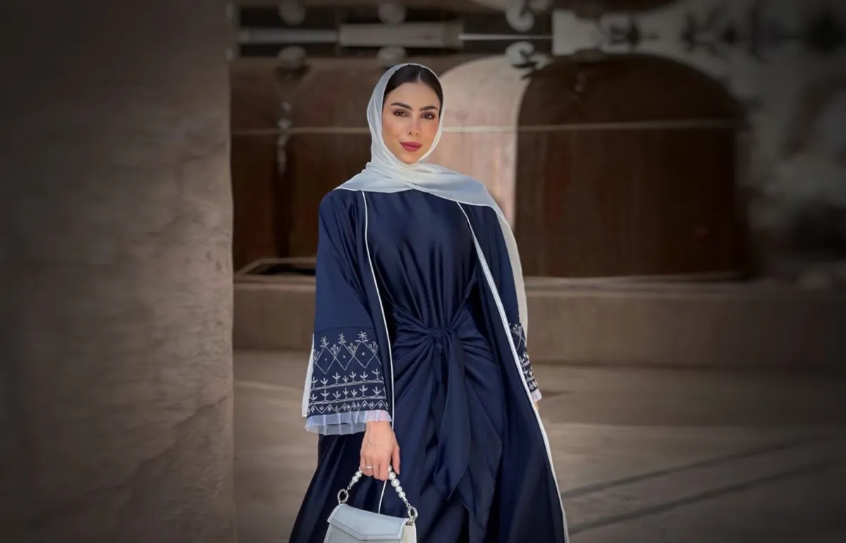  تسنيم أبو سيدو بعباية باللون الأزرق  