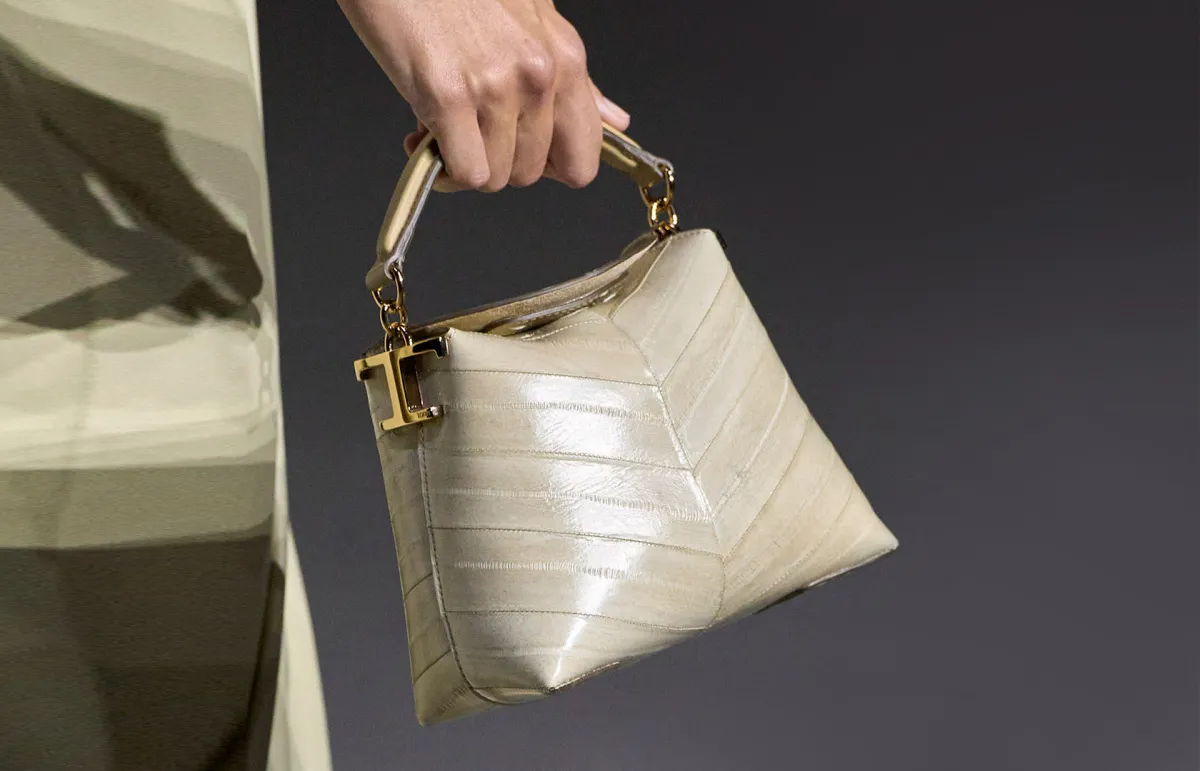 حقيبة يد باللون البيج.. من تود إس Tod's