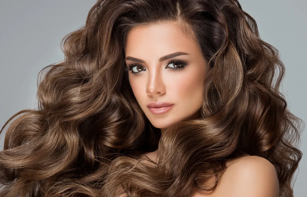 مكياج مناسب لتسريحات الشعر الويفي بأشكالها المختلفة