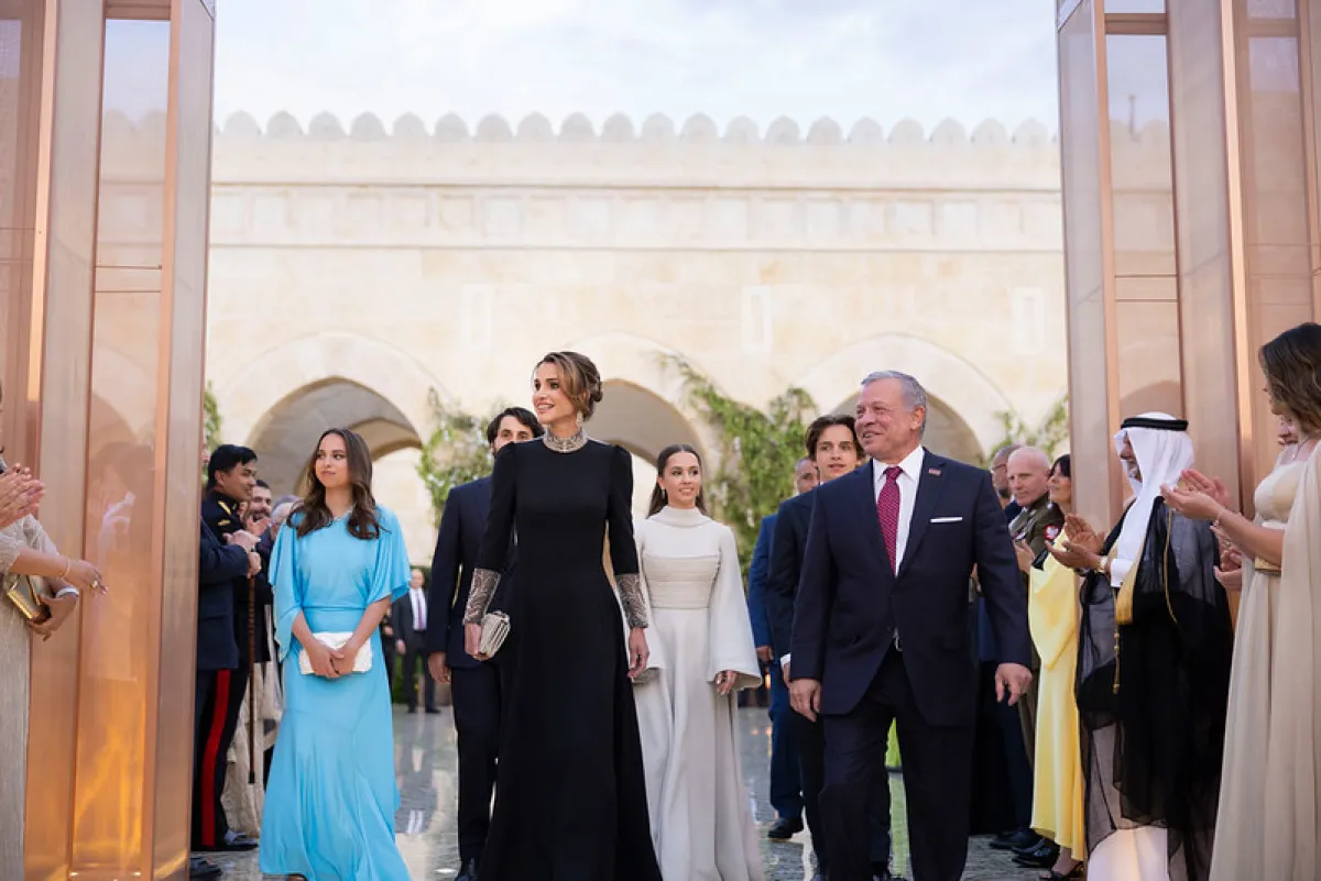 الملك عبدالله والملكة رانيا والأميرةايمان وزوجها جميل والأمير سلمى والأمير هاشم  (مصدر الصورة : الديوان الملكي الهاشمي)