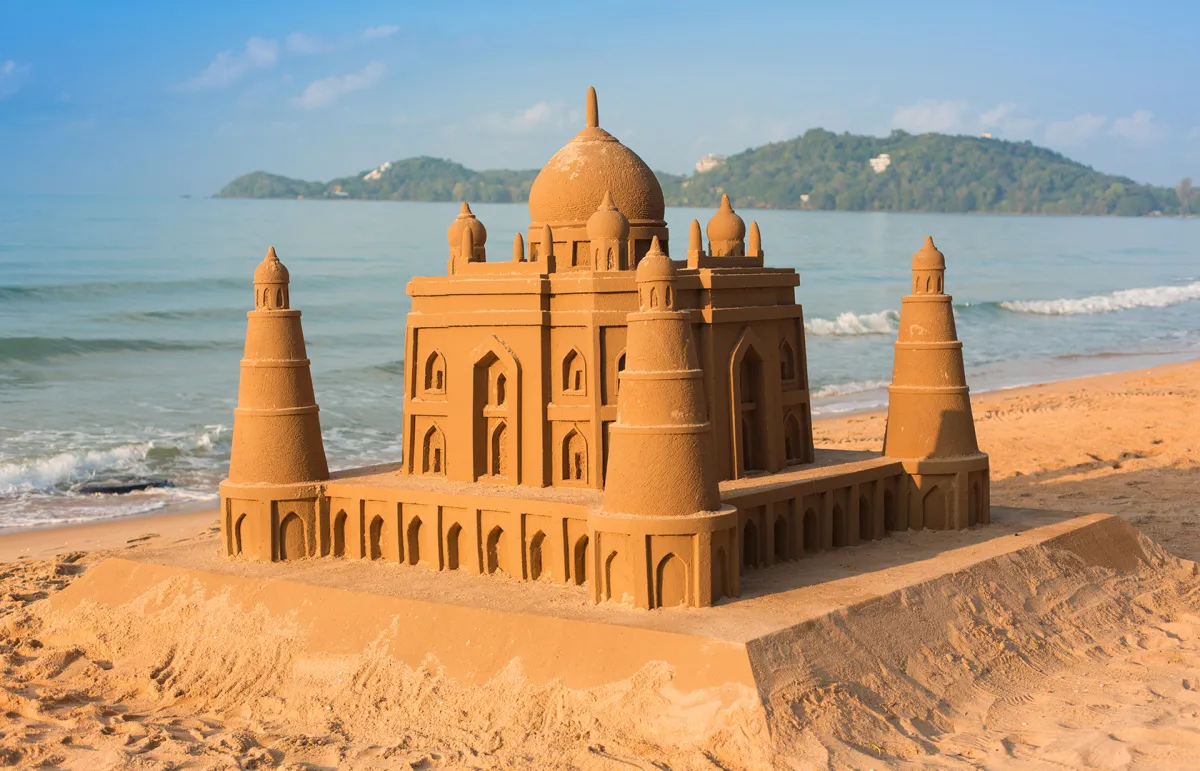 النحت على الرمال فن سريع الزوال أم مجرد شقاوة أطفال؟ ٍShuttersrtock v