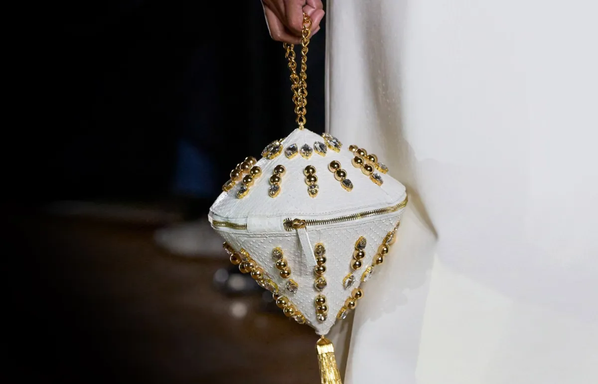 حقيبة بالسلاسل من Maison Sara Chraibi 