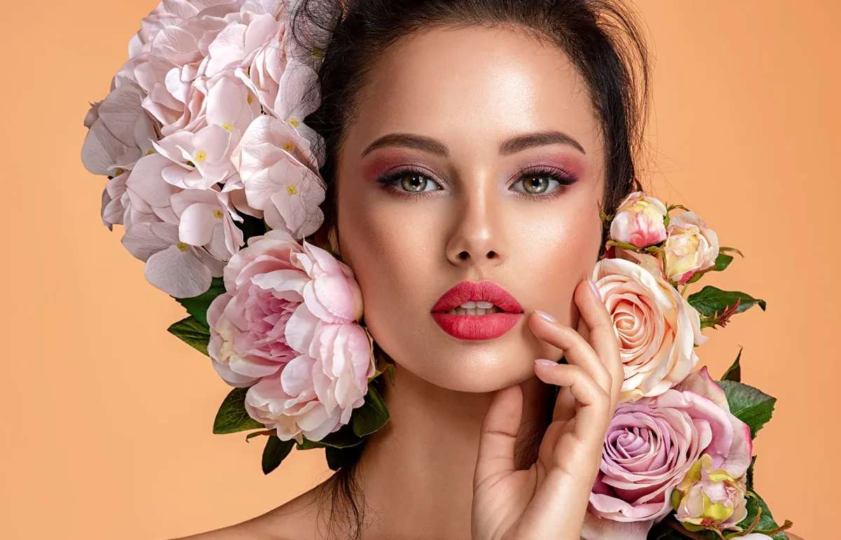 أجمل ألوان أحمر شفاه مخملية لصيف 2023... مظهر ممتلئ جذاب - Shutterstock