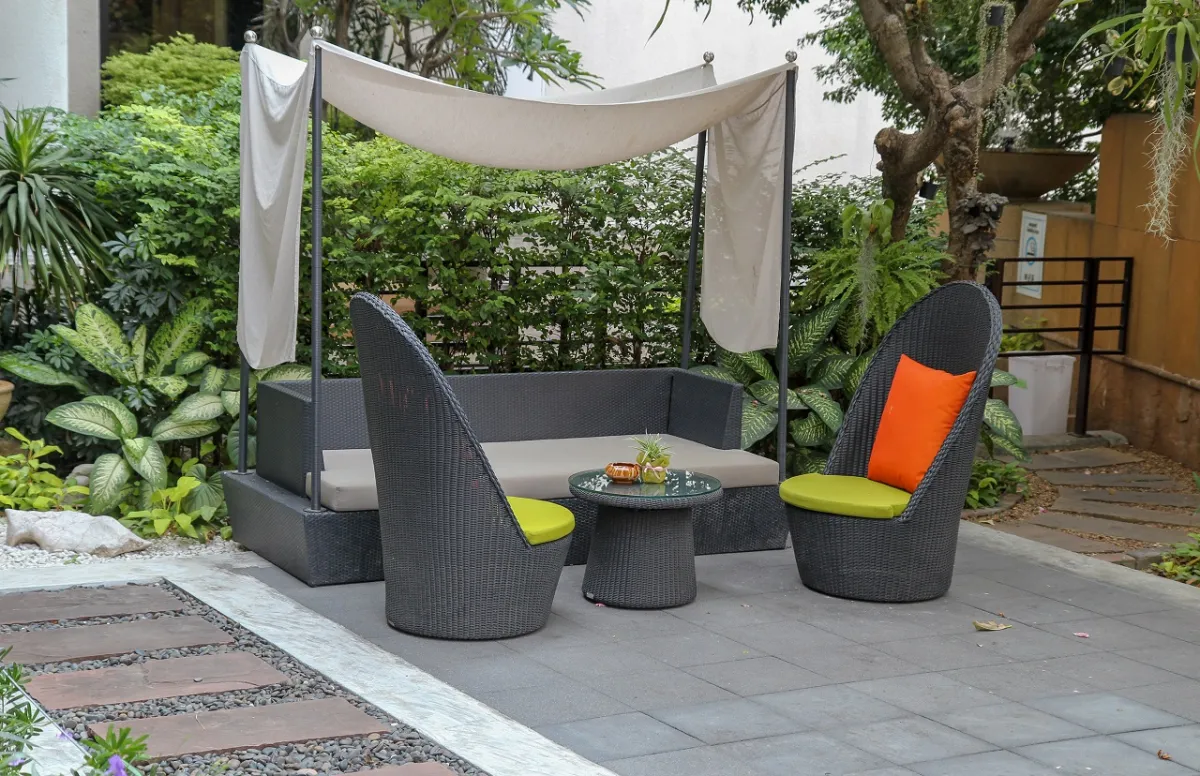 جلسة خارجية زاهية الألوان