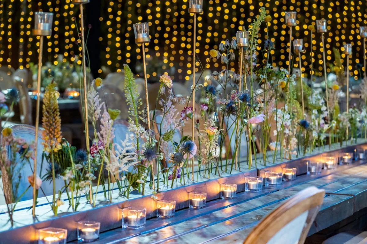 زهور الحناء والأعشاب المجففة، مع إضاءة تحملها الشموع