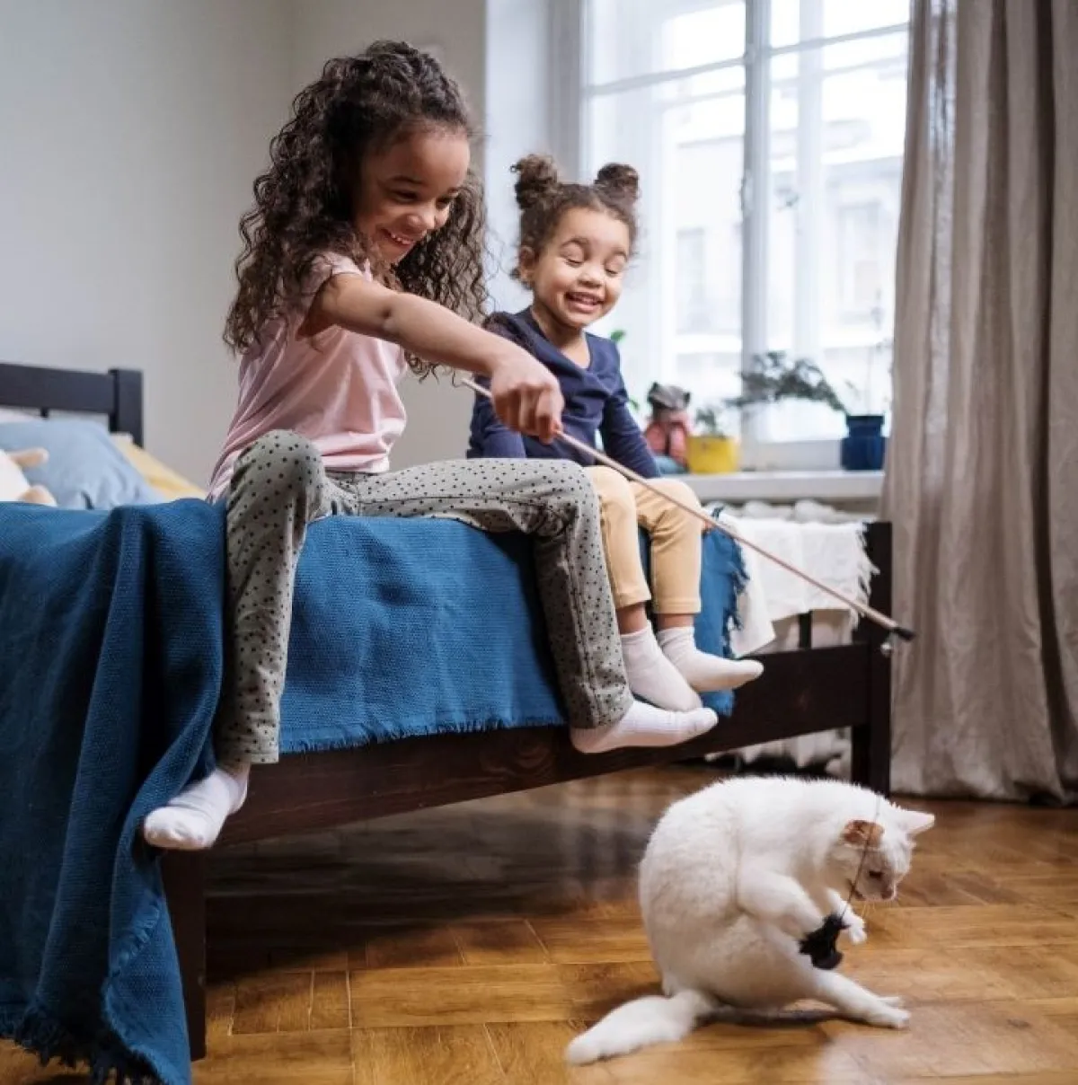 صورة لطفلة بعمر السنتين مع أختها