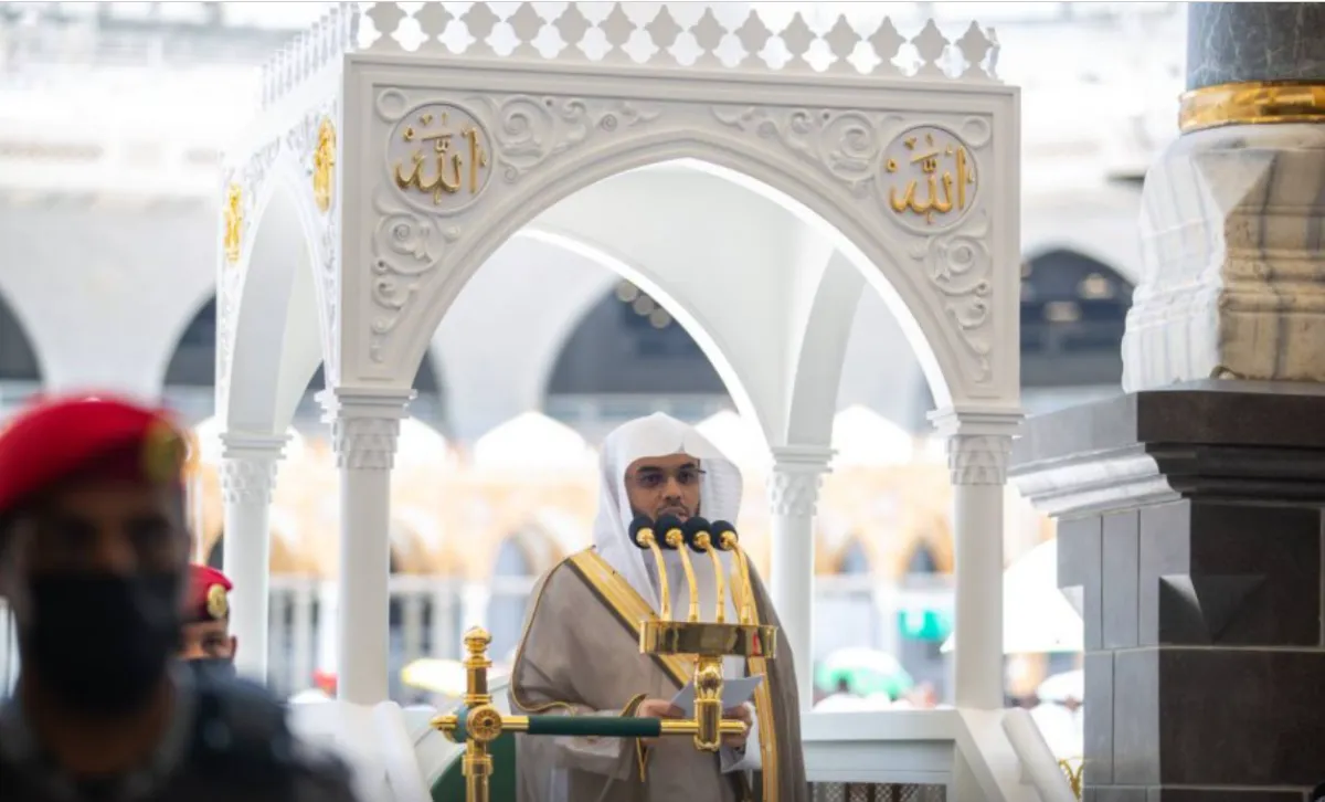 شؤون الحرمين تفتتح خطبة العام الهجري من منبرها الجديد بهوية مستوحاة من الرواق السعودي - الصورة من واس