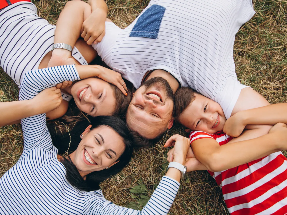 صورة لعائلة سعيدة تربي اطفالها بشكل جيد