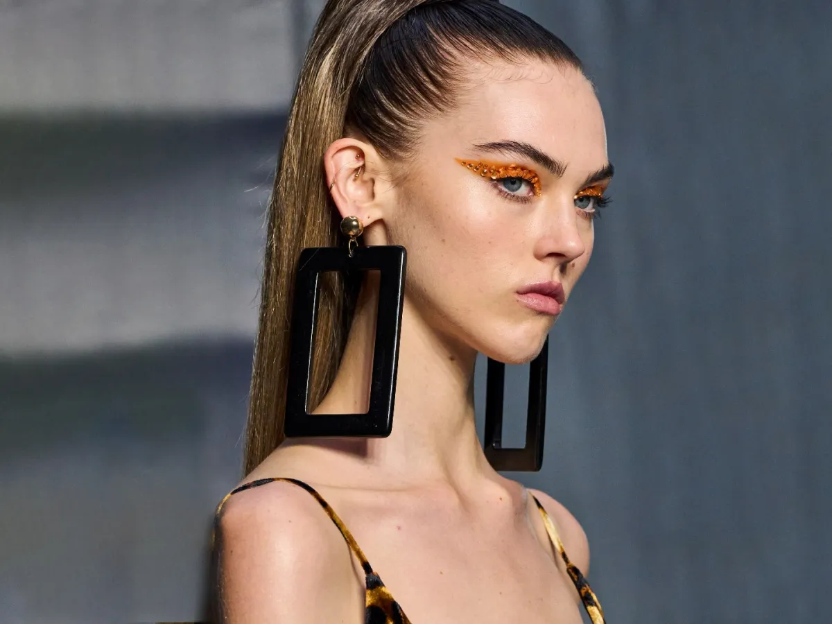 أقراط من عرض أزياء Halpern S23 