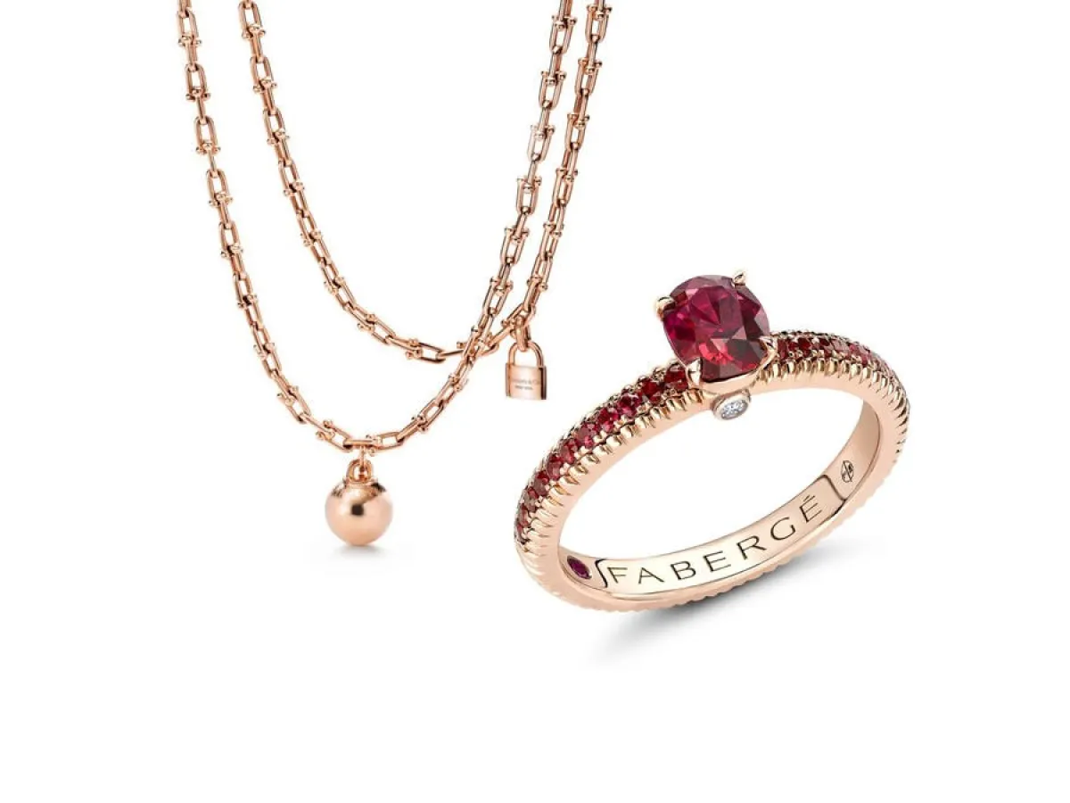 مجوهرات فاخرة تكمل أناقتك بالعبايات السوداء.. لا تستغني عنها