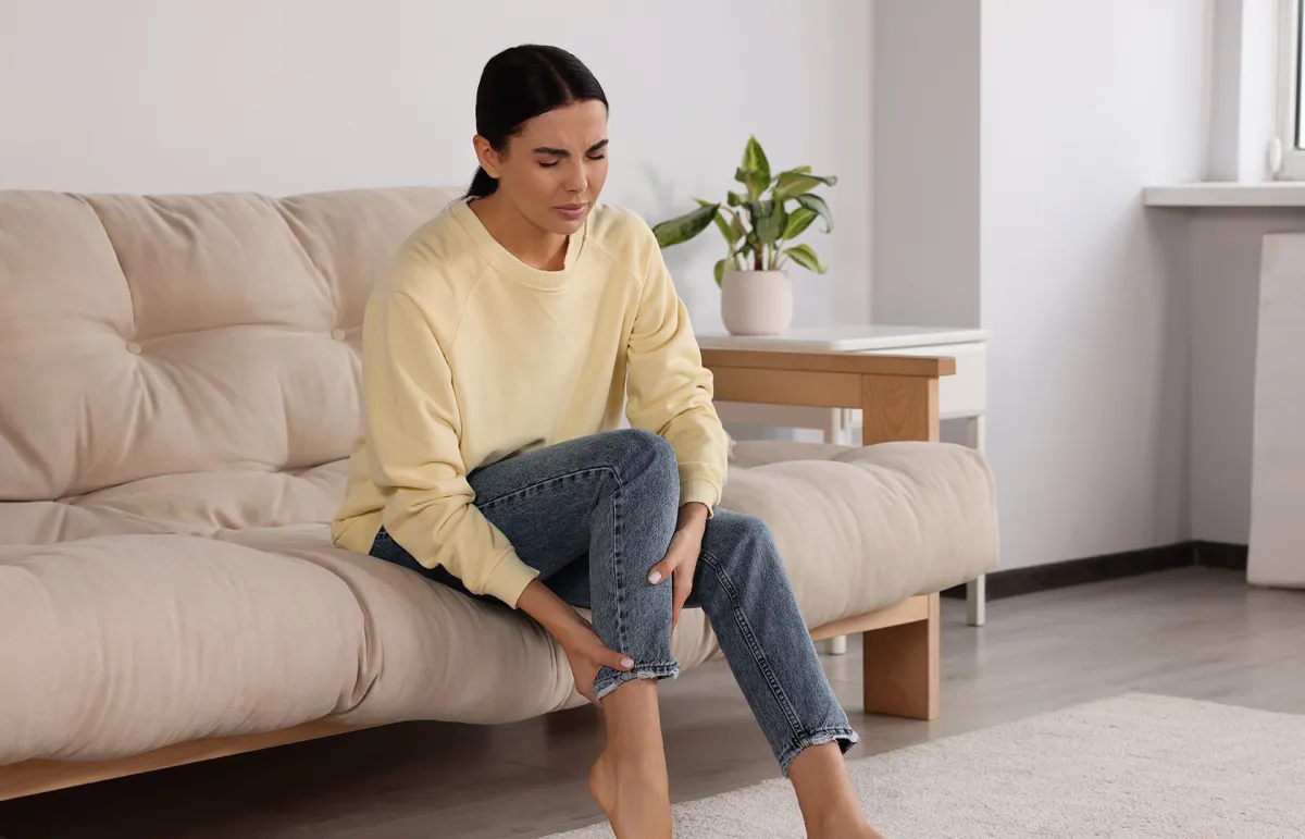 أعراض عرق النسا في الرجل اليمنى.. والعلاجات (المصدر: Shutterstock)