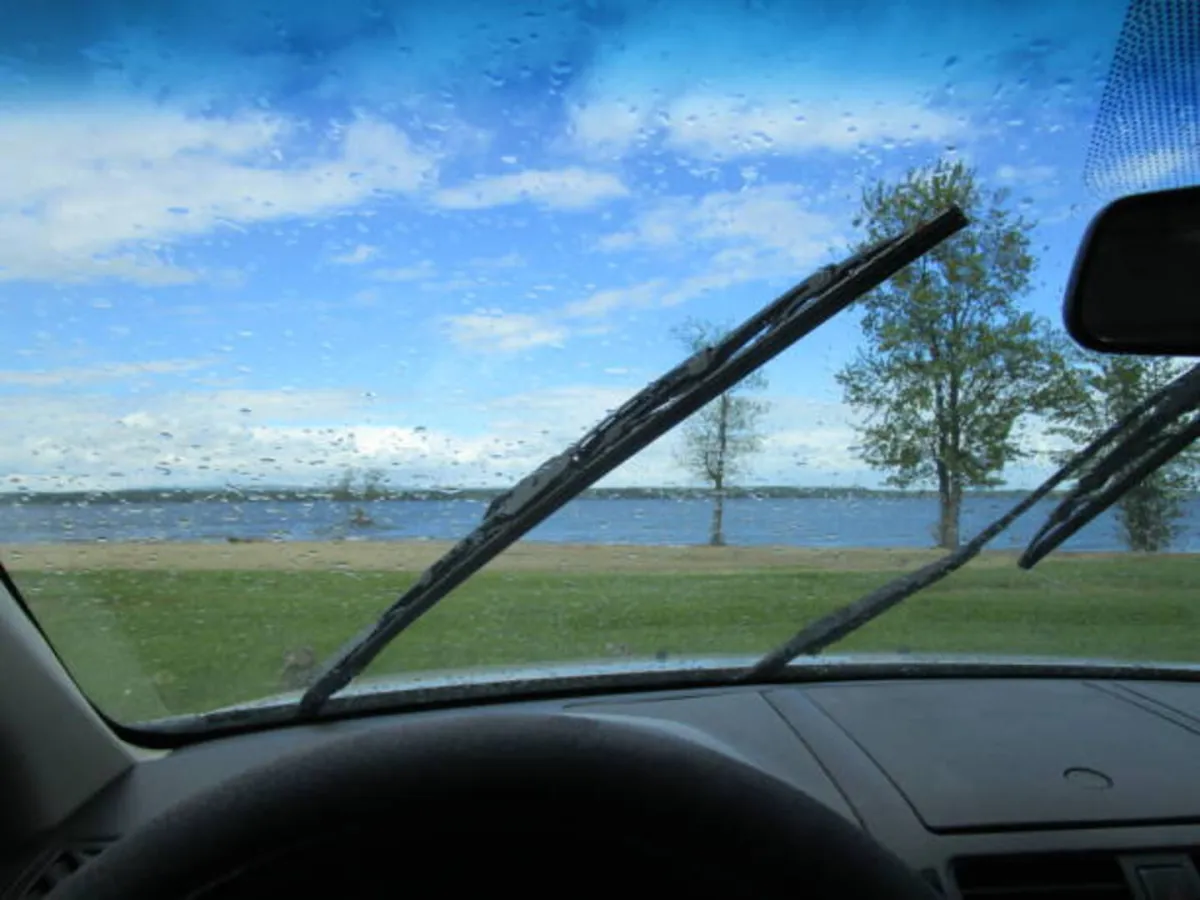 أفضل طريقة لتنظيف مساحات زجاج السيارة 