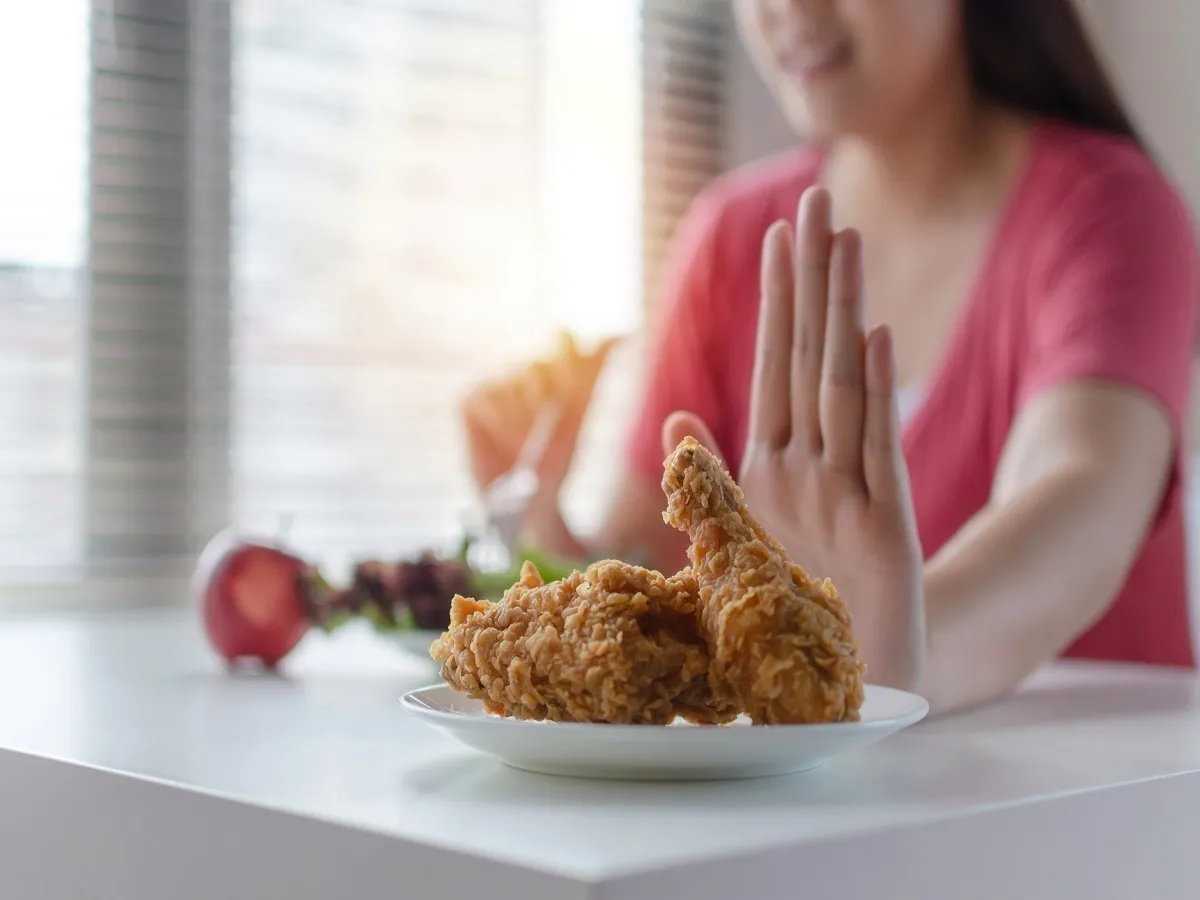 صورة لامرأة ترفض تناول المقلية