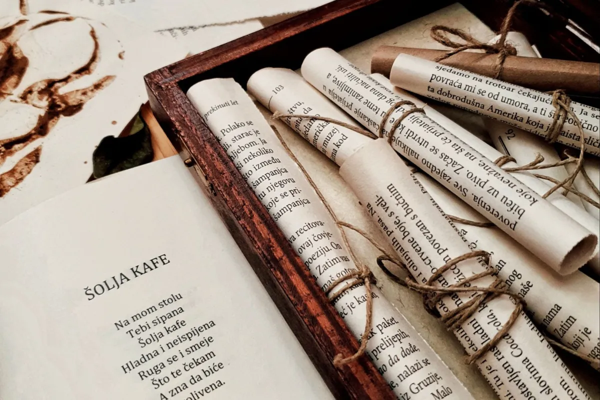   صفحات الكتب تتحول لمنحوتات فريدة