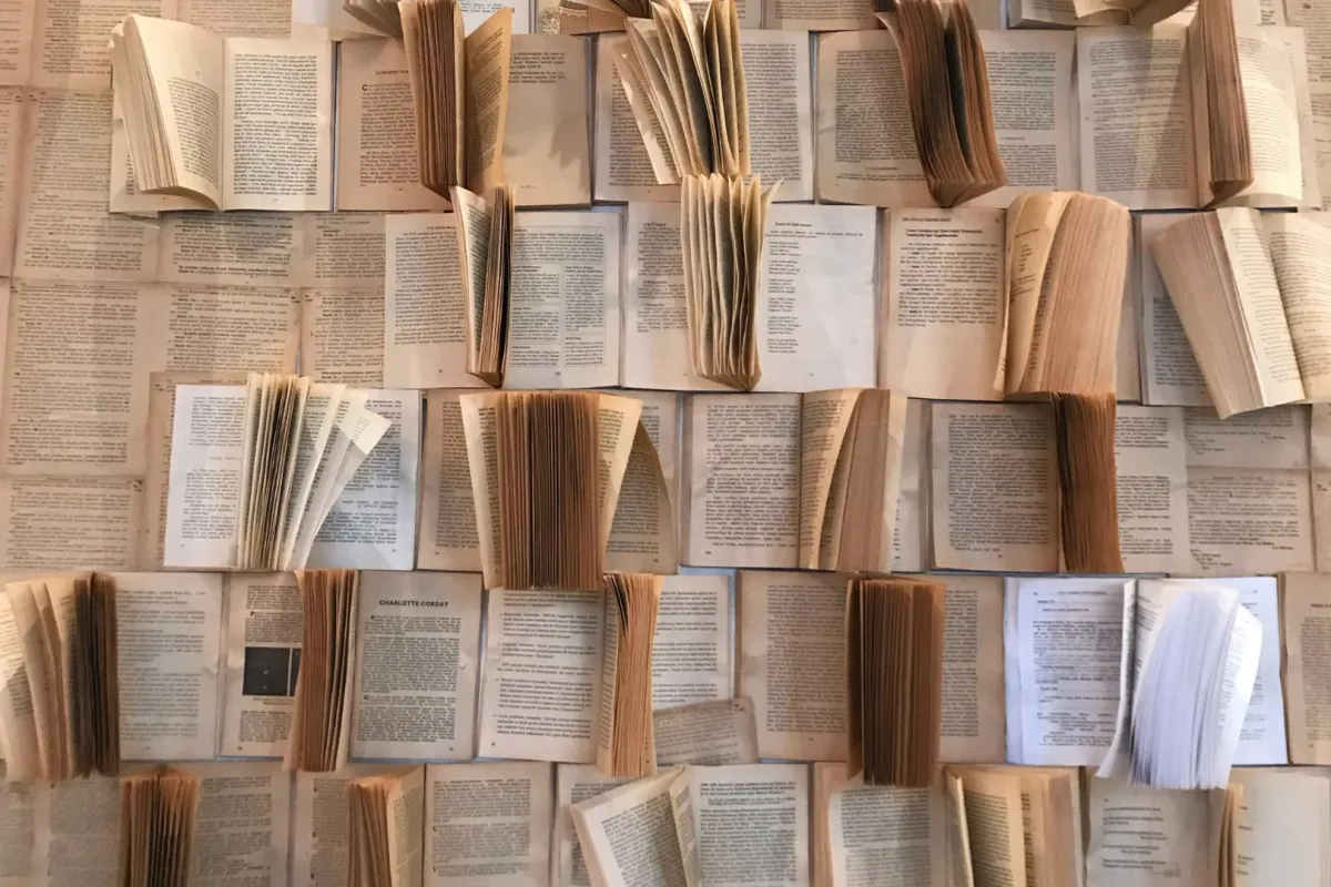   صفحات الكتب تتحول لمنحوتات فريدة