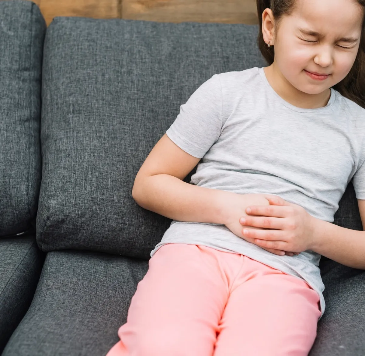 صورة لطفلة لديها آلم بالمعدة