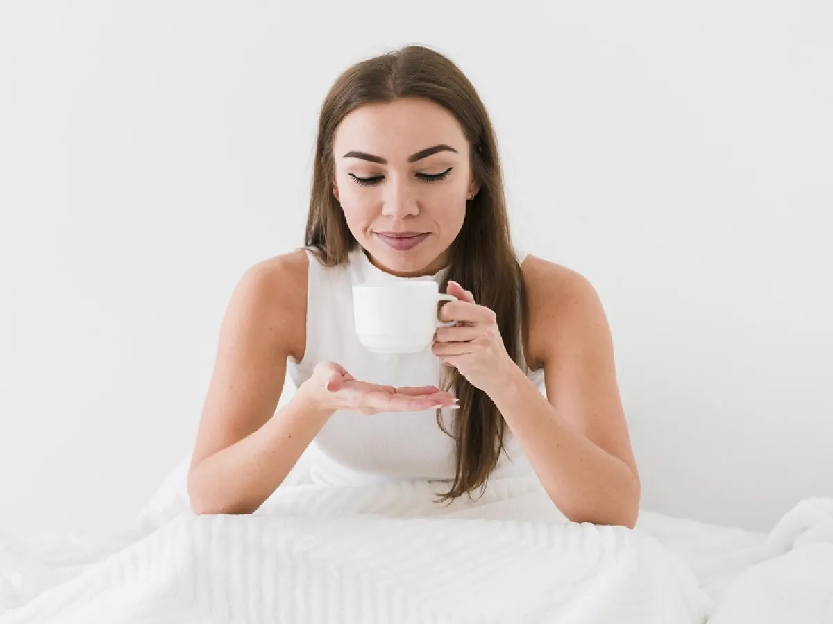 يساعد شرب القهوة السوداء على علاج ضيق التنفس حيث يقلل الكافيين الموجود بها من ضيق العضلات في مجرى الهواء (المصدر: Freepik)