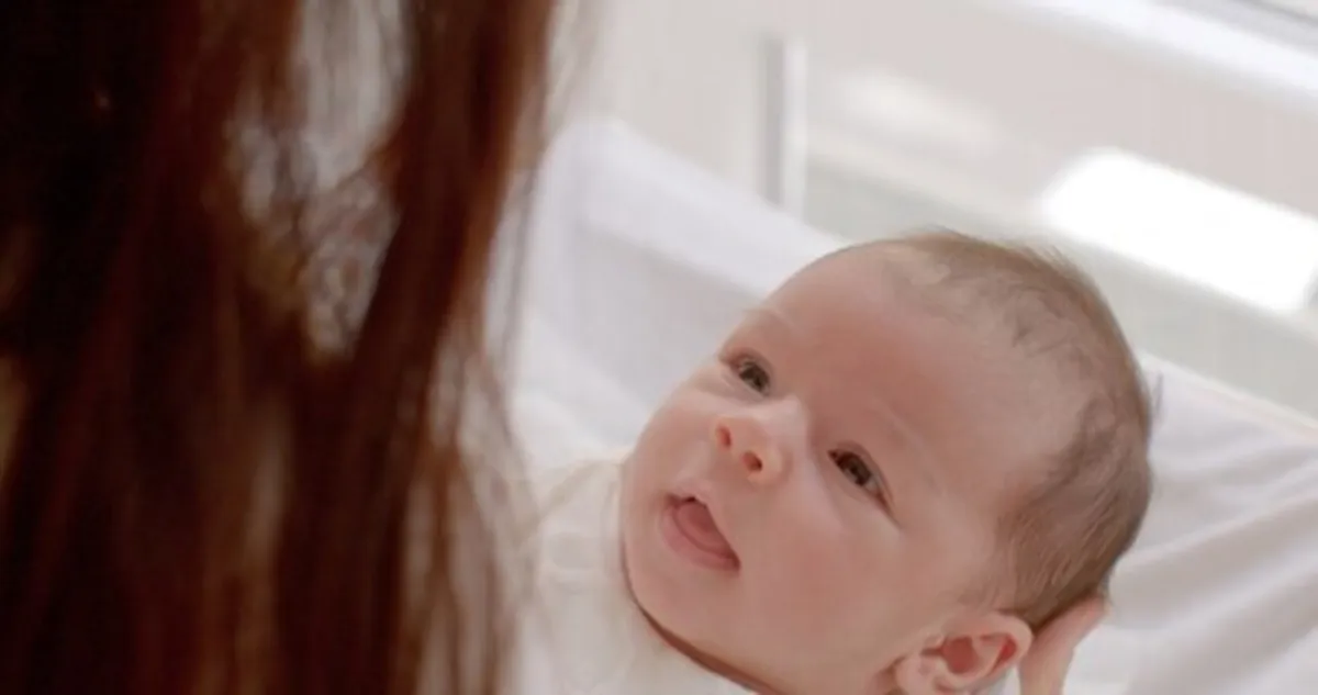 صورة لمولود يتواصل مع أمه بالنظر إليها