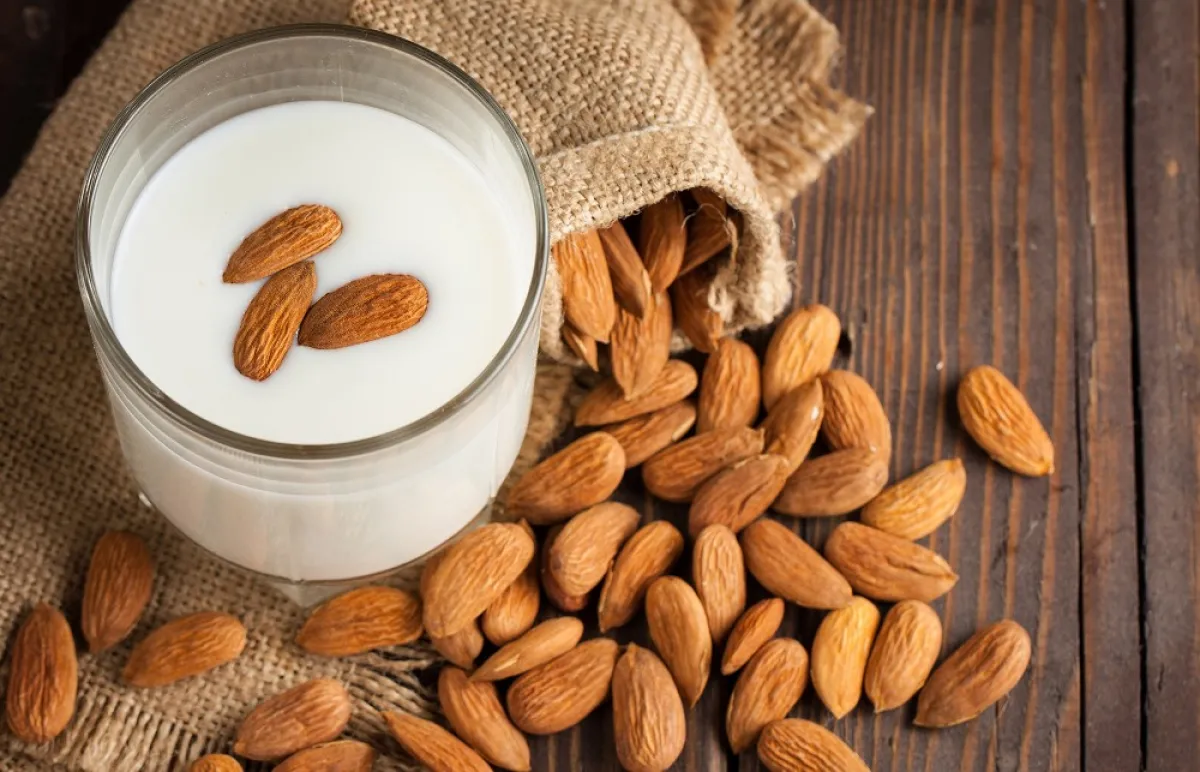 حليب اللوز كبديل للحليب الحيواني لأسباب كثيرة ( المصدر: Shutterstock)
