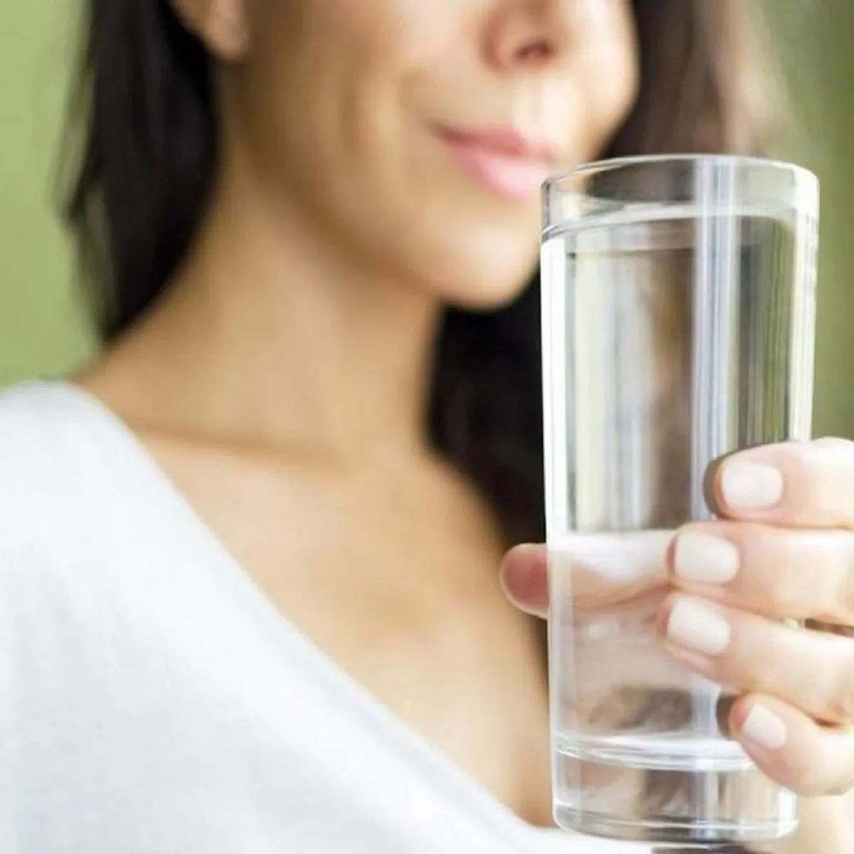 صورة لامرأة تشرب الماء