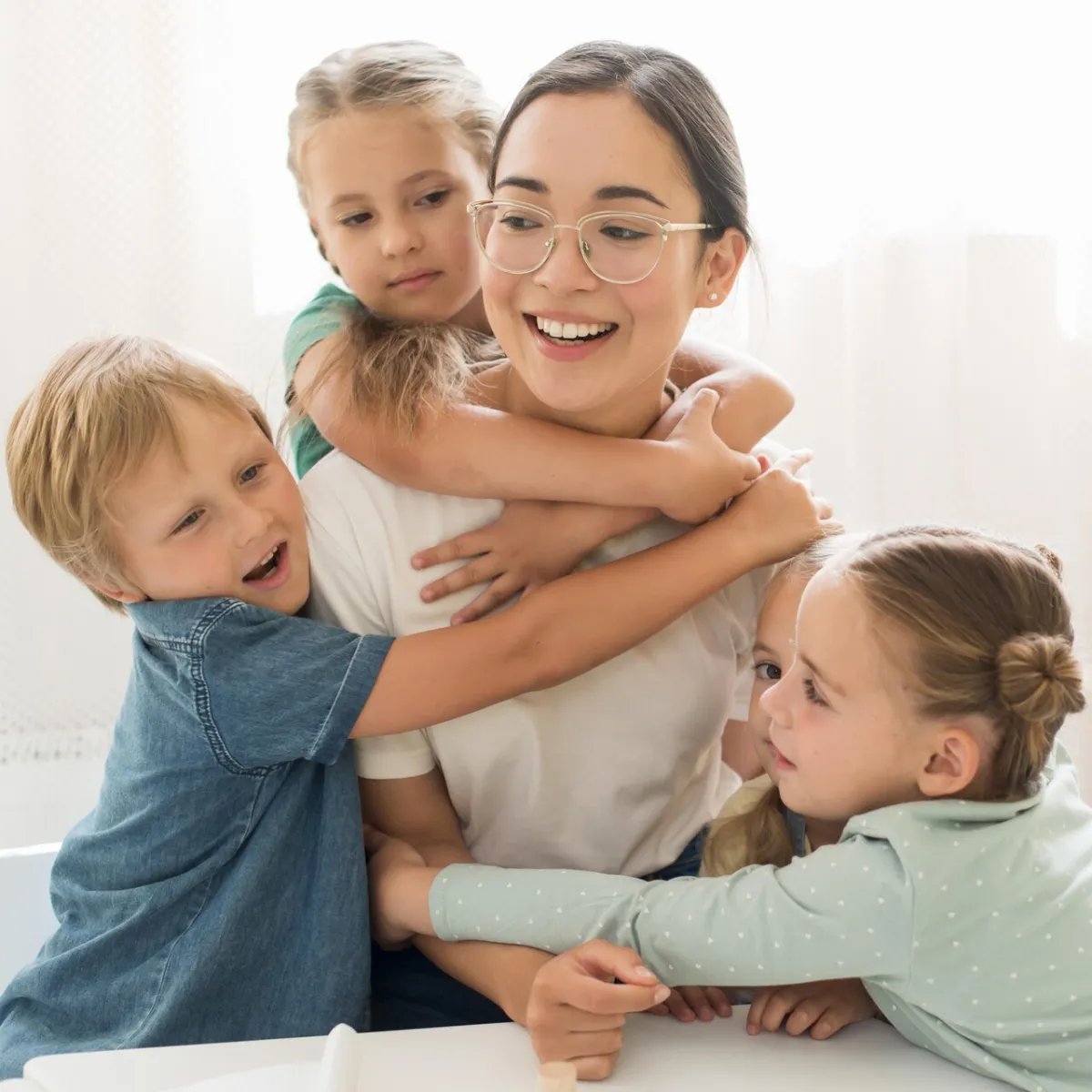 صورة أم مع أطفالها