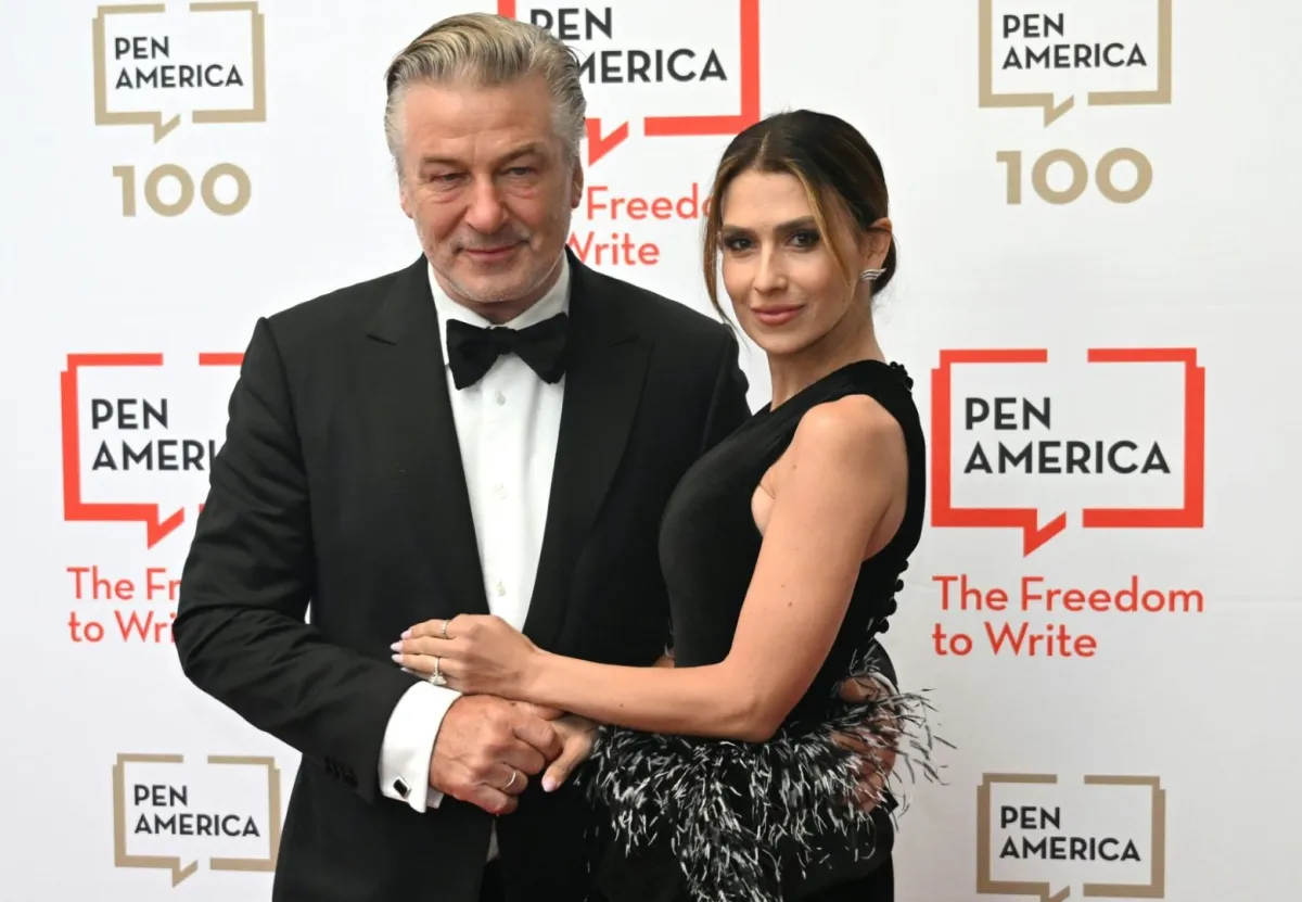 أليك وهلاريا بالدوين (Alec Baldwin and his wife Hilaria Baldwin). مصدر الصورة: TIMOTHY A. CLARY / AFP