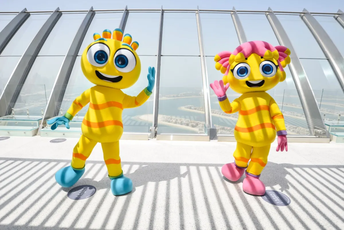 شخصيات كرتونية تستقبل الأطفال في مطار دبي. الصورة من wam