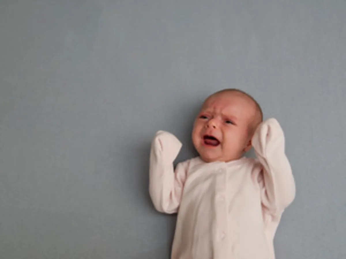 صورة لرضيع يبكي ولا يستطيع النوم