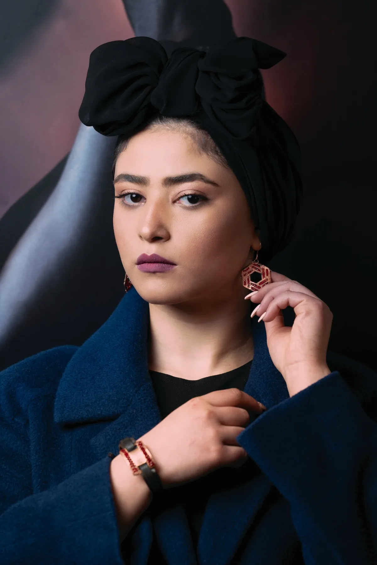 صورة فتاة ذات عينين سوداوين