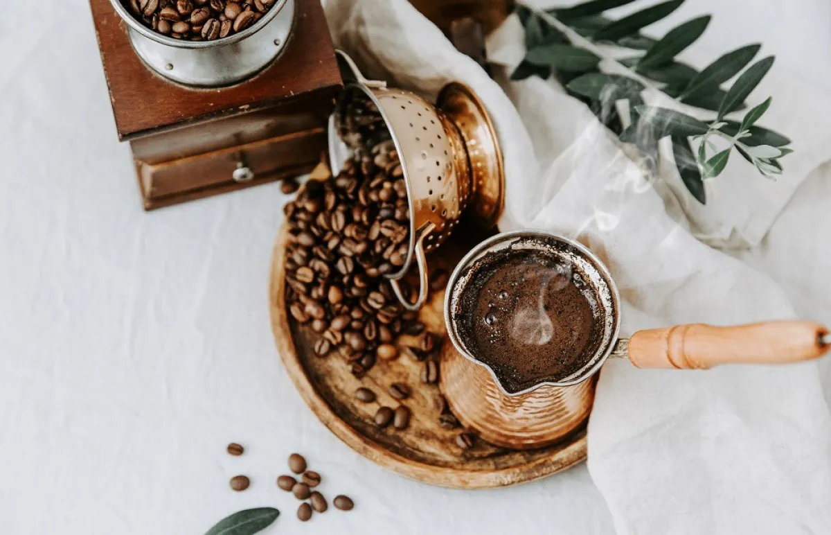 شرب القهوة يساعد في إطالة مدة الشعور بالشبع (المصدر: Shutterstock)