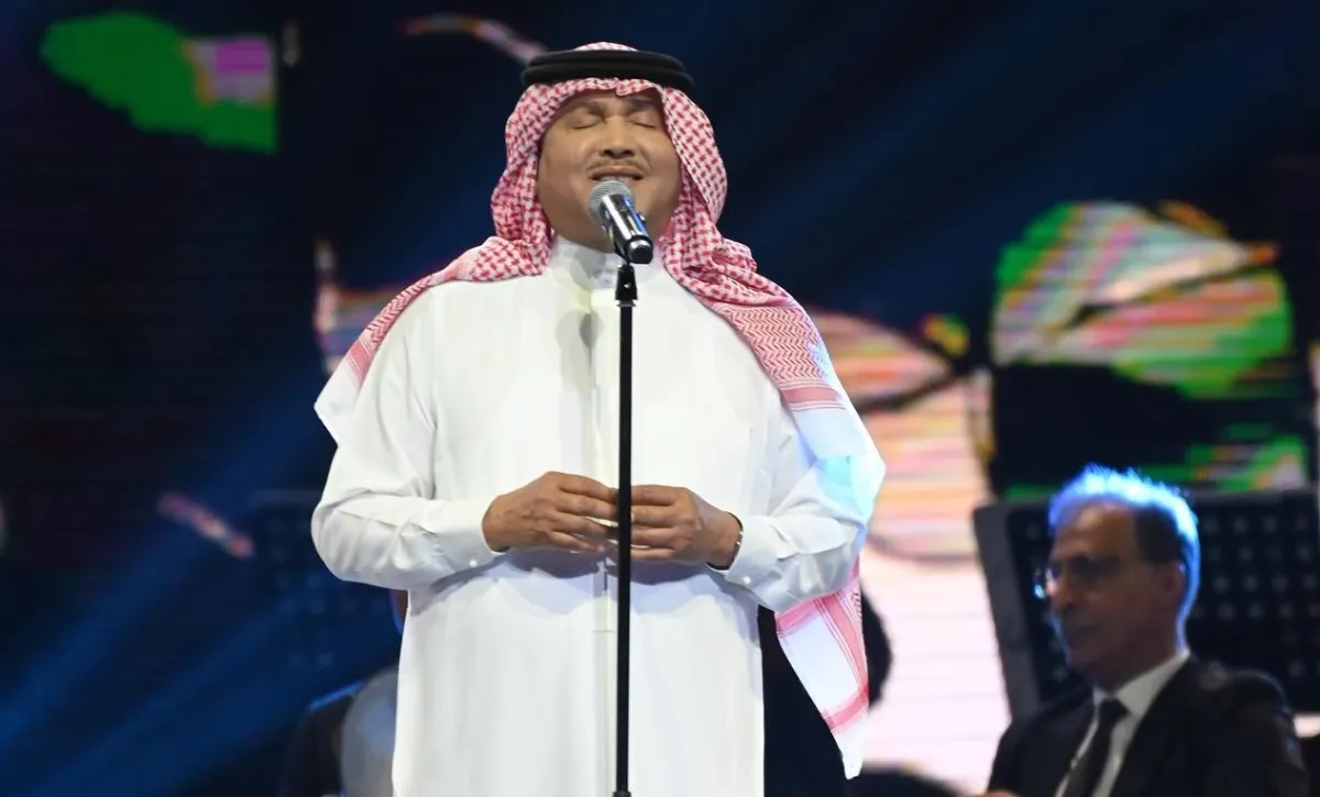 محمد عبده من على مسرح كوكا كولا أرينا فب دبي- الصورة من حساب روتانا لايف على الانستغرام