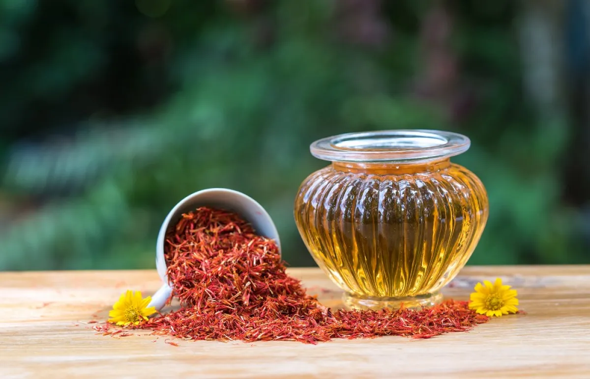 يحتوي العصفر على أحماض دهنية غير مشبّعة (المصدر: Shutterstock)